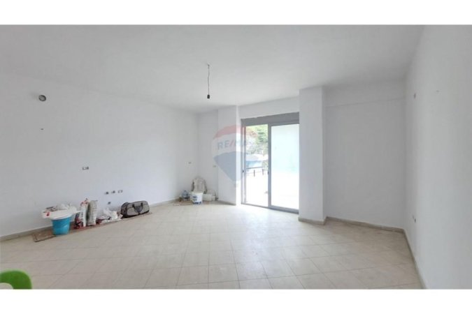 Vlore, shitet apartament 1+1+Ballkon Kati 8, 77 m² 107.000 € (Blv.Ismail Qemali)