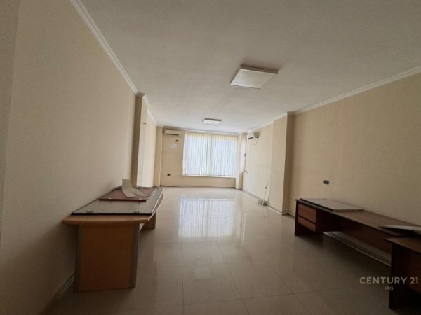 Tirane, jepet me qera zyre Kati 2, 387 m² 4.260 € (Delijorgji)