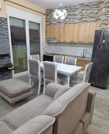 Tirane, jepet me qera apartament 2+1+Ballkon Kati 2, 120 m² 500 € (rruga 5 Maj)