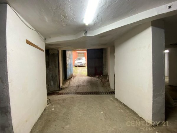 Tirane, jepet me qera ambjent biznesi Kati -1, 300 m² 1.200 € (Mozaiku)