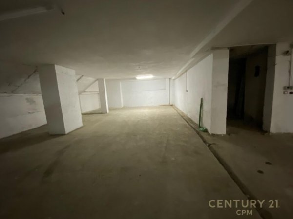 Tirane, jepet me qera ambjent biznesi Kati -1, 300 m² 1.200 € (Mozaiku)
