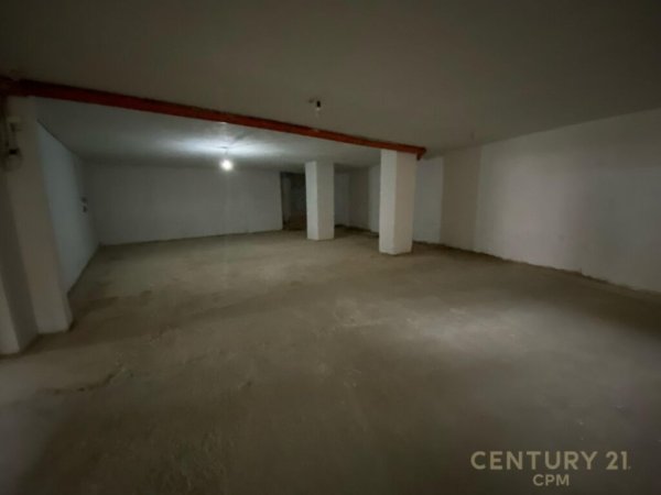Tirane, jepet me qera ambjent biznesi Kati -1, 300 m² 1.200 € (Mozaiku)