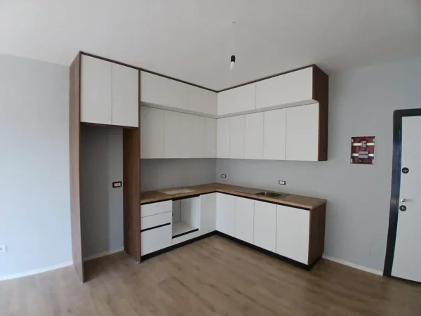 Tirane, jepet me qera apartament 1+1+Aneks+Ballkon Kati 7, 77 m² 500 € (Rruga 5 Maji)