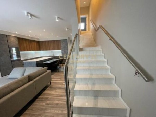 Tirane, jepet me qera Vile 3 Katshe Kati 3, 400 m² 3.000 € (Rezidenca ELYSIUM)