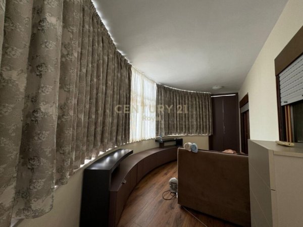 Tirane, jepet me qera apartament 2+1+Aneks+Ballkon Kati 11, 60 m² 800 € (Pazari i ri)