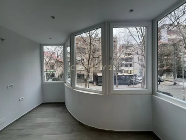 Tirane, jepet me qera ambjent biznesi Kati 1, 80 m² 700 € (Xhamlliku)