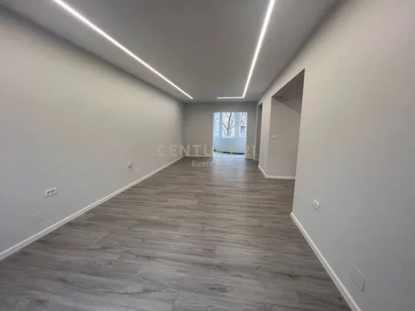 Tirane, jepet me qera ambjent biznesi Kati 1, 80 m² 700 € (Xhamlliku)