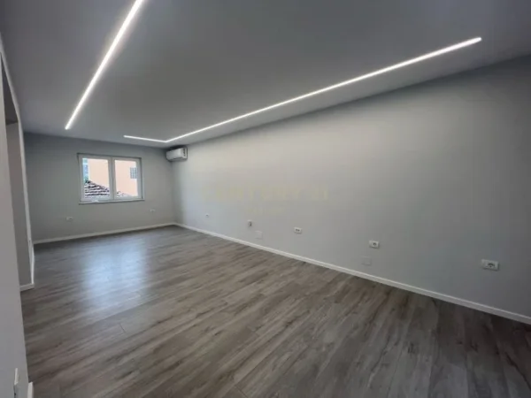 Tirane, jepet me qera ambjent biznesi Kati 1, 80 m² 700 € (Xhamlliku)