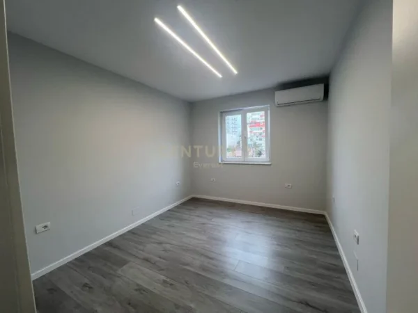 Tirane, jepet me qera ambjent biznesi Kati 1, 80 m² 700 € (Xhamlliku)