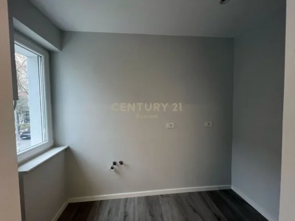 Tirane, jepet me qera ambjent biznesi Kati 1, 80 m² 700 € (Xhamlliku)