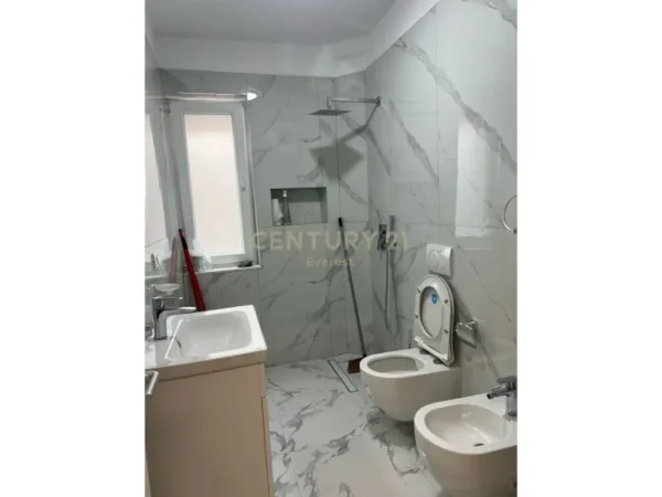 Tirane, jepet me qera ambjent biznesi Kati 1, 80 m² 700 € (Xhamlliku)