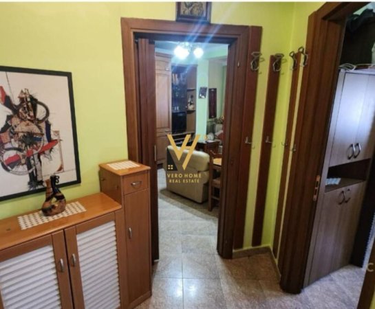 Tirane, jepet me qera apartament 1+1+Ballkon Kati 3, 50 m² 550 € (RRUGA E KAVAJES)