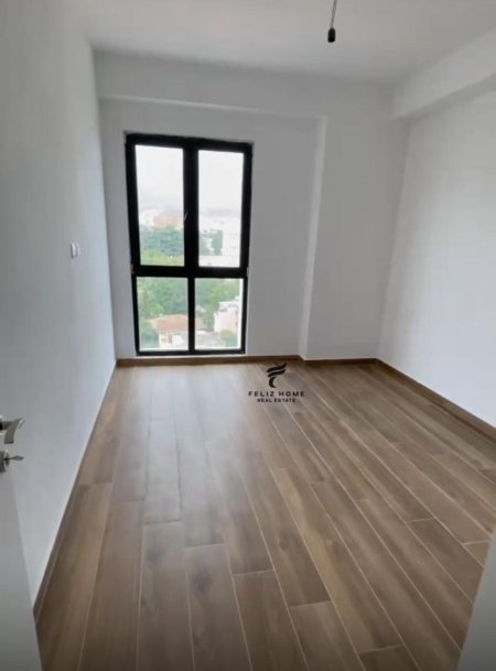 Tirane, jepet me qera apartament 2+1+Ballkon Kati 8, 83 m² 550 € (FARMACIA 10)