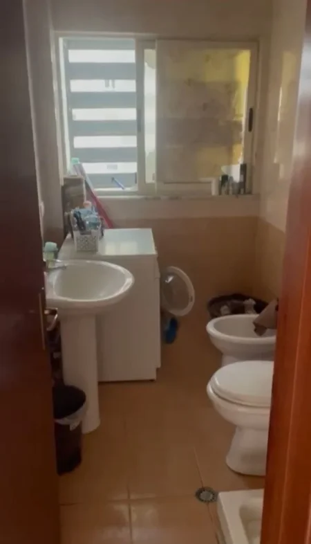 Tirane, jepet me qera apartament 1+1+Ballkon Kati 3, 55 m² 400 € (Ish Fusha Aviacionit)