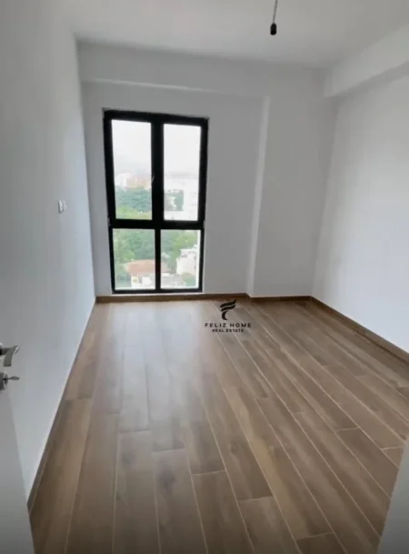 Tirane, jepet me qera zyre Kati 8, 83 m² 550 € (FARMACIA 10)