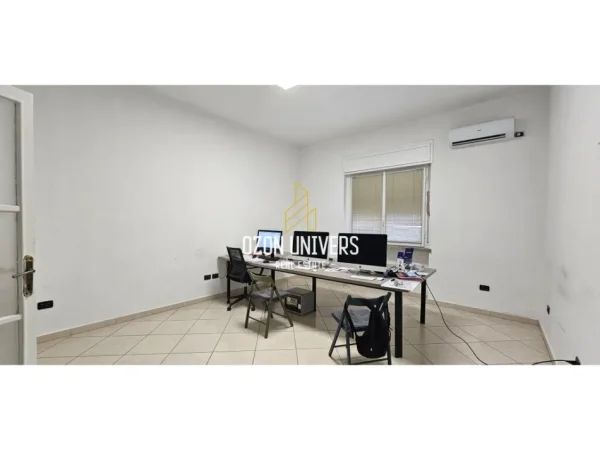 Tirane, jepet me qera ambjent biznesi Kati 0, 209 m² 2.300 €