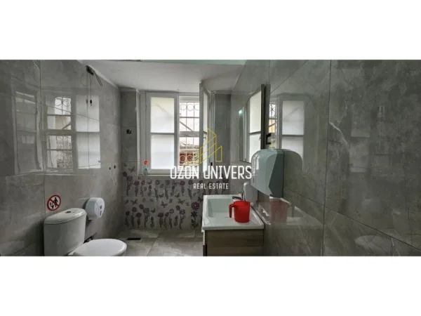 Tirane, jepet me qera ambjent biznesi Kati 0, 209 m² 2.300 €