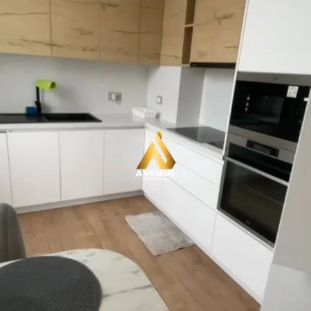 Tirane, jepet me qera apartament 1+1+Ballkon Kati 5, 75 m² 700 € (pjeter budi)