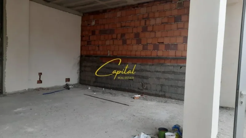 Tirane, jepet me qera dyqan Kati 0, 70 m² 1.000 € (ISH FUSHA AVIACIONIT)