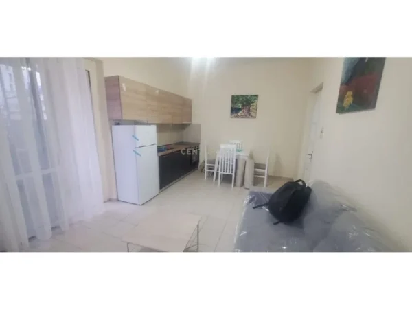 Tirane, jepet me qera apartament 2+1 Kati 5, 90 m² 500 € (farmacia 10)