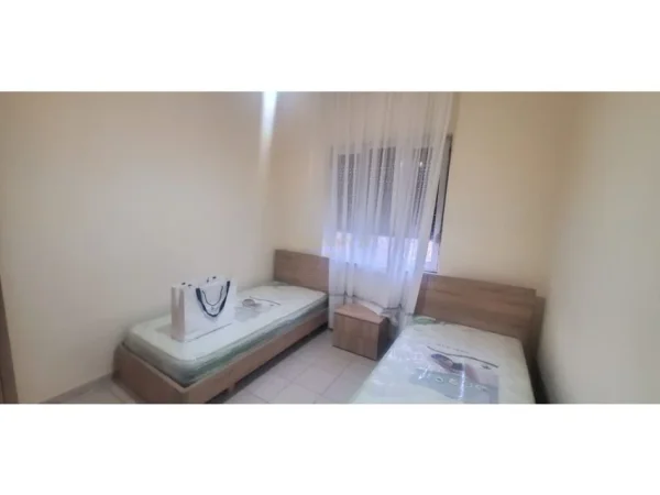 Tirane, jepet me qera apartament 2+1 Kati 5, 90 m² 500 € (farmacia 10)