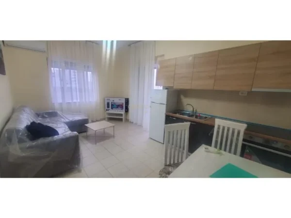 Tirane, jepet me qera apartament 2+1 Kati 5, 90 m² 500 € (farmacia 10)