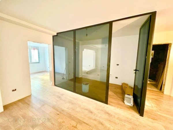 Tirane, jepet me qera zyre Kati 1, 142 m² 1.100 € (Bllok)