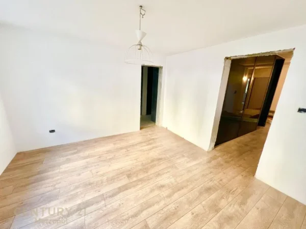 Tirane, jepet me qera zyre Kati 1, 142 m² 1.100 € (Bllok)