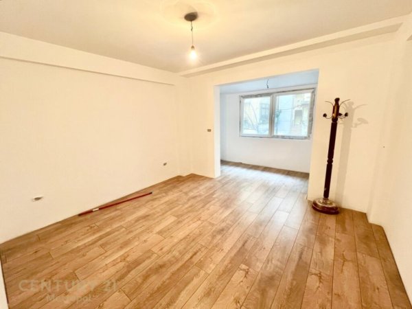 Tirane, jepet me qera zyre Kati 1, 142 m² 1.100 € (Bllok)