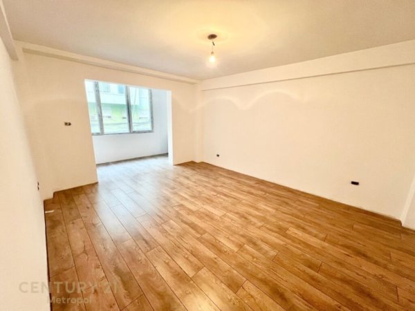 Tirane, jepet me qera zyre Kati 1, 142 m² 1.100 € (Bllok)