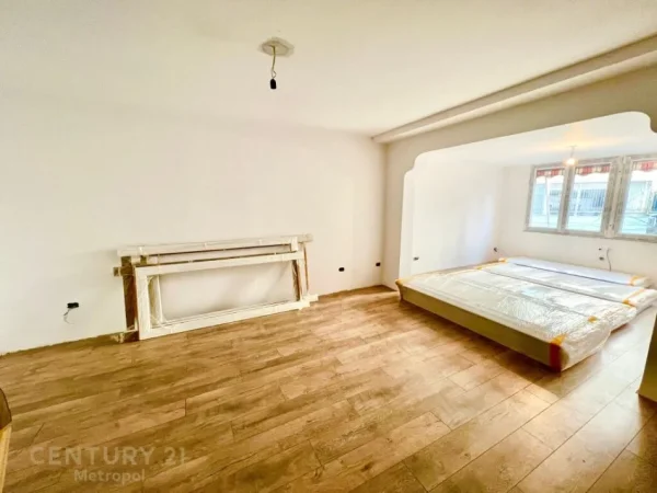 Tirane, jepet me qera zyre Kati 1, 142 m² 1.100 € (Bllok)