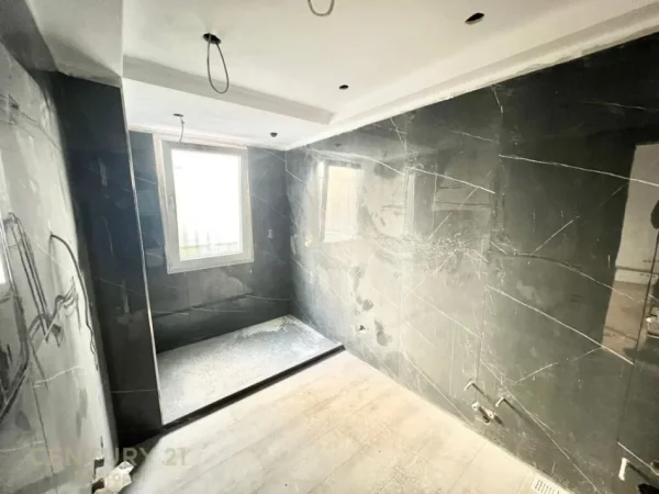 Tirane, jepet me qera zyre Kati 1, 142 m² 1.100 € (Bllok)