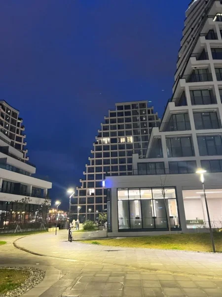 Tirane, jepet me qera apartament 2+1+Ballkon Kati 7, 130 m² 1.500 € (Rezidenca Lake View)