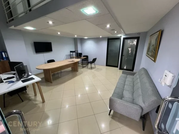 Tirane, jepet me qera ambjent biznesi Kati 0, 125 m² 1.000 € (Rruga e Elbasanit)