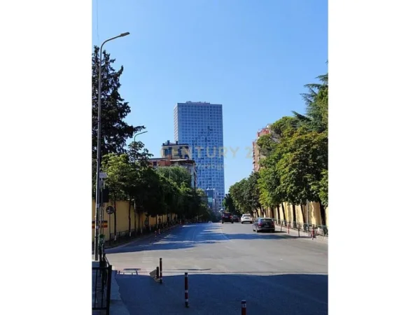 Tirane, jepet me qera zyre Kati 4, 156 m² 900 € (Asim vokshi)