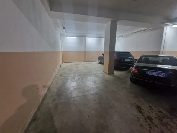 Tirane, jepet me qera magazine Kati 0, 230 m² 1.000 € (Bill klinton)