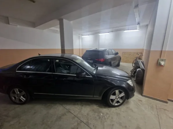 Tirane, jepet me qera magazine Kati 0, 230 m² 1.000 € (Bill klinton)