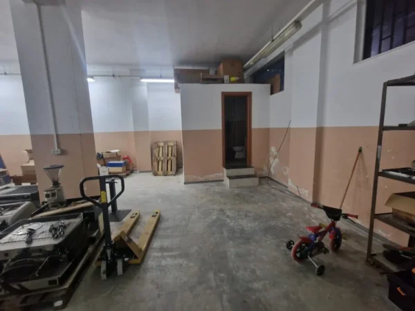 Tirane, jepet me qera magazine Kati 0, 230 m² 1.000 € (Bill klinton)