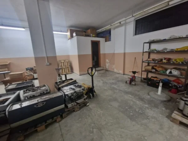 Tirane, jepet me qera magazine Kati 0, 230 m² 1.000 € (Bill klinton)