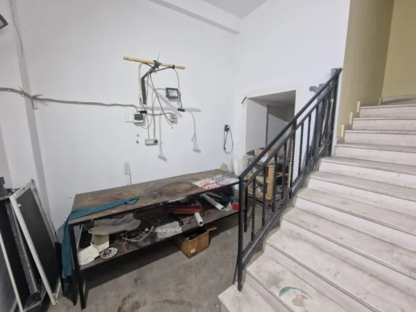 Tirane, jepet me qera magazine Kati 0, 230 m² 1.000 € (Bill klinton)