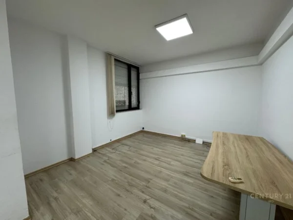 Tirane, jepet me qera zyre Kati 3, 220 m² 2.500 € (Bllok)