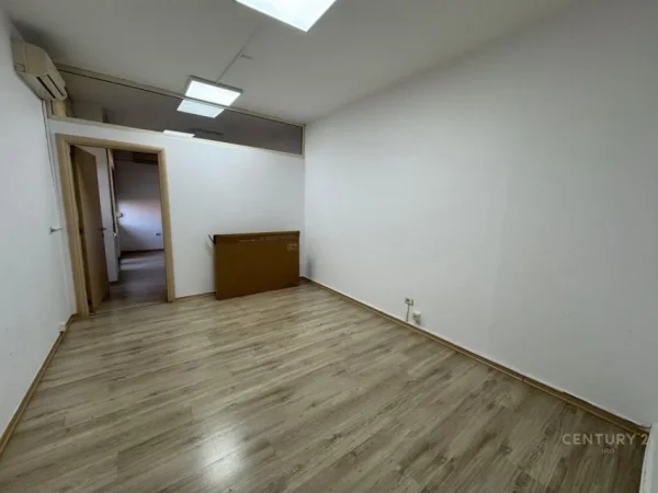 Tirane, jepet me qera zyre Kati 3, 220 m² 2.500 € (Bllok)