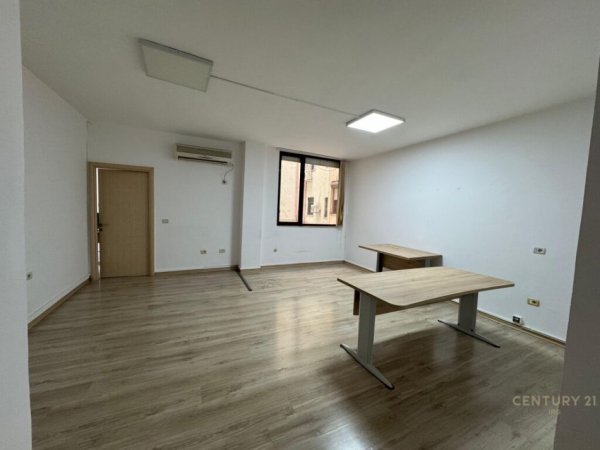 Tirane, jepet me qera zyre Kati 3, 220 m² 2.500 € (Bllok)