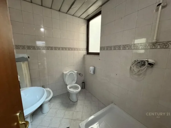 Tirane, jepet me qera zyre Kati 3, 220 m² 2.500 € (Bllok)