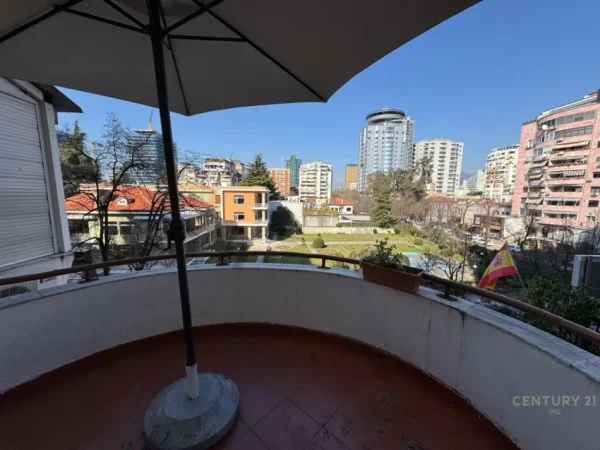 Tirane, jepet me qera zyre Kati 3, 220 m² 2.500 € (Bllok)