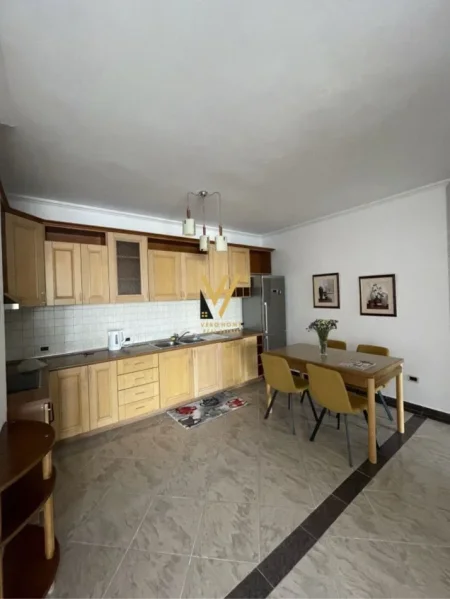 Tirane, jepet me qera apartament 2+1+Ballkon Kati 8, 145 m² 800 € (BLLOK)