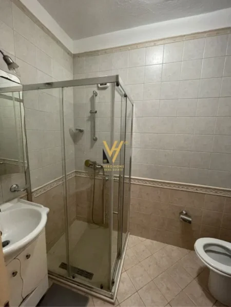 Tirane, jepet me qera apartament 2+1+Ballkon Kati 8, 145 m² 800 € (BLLOK)