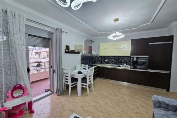 Vlore, shitet apartament 1+1+Ballkon Kati 7, 91 m² (Lungomare)