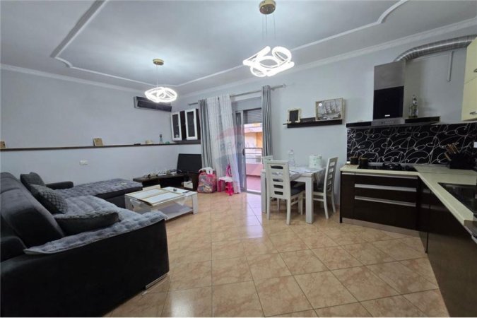Vlore, shitet apartament 1+1+Ballkon Kati 7, 91 m² (Lungomare)