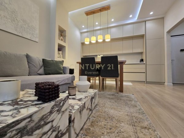 Tirane, jepet me qera apartament 1+1+Aneks+Ballkon Kati 7, 68 m² 880 € (Square 21)